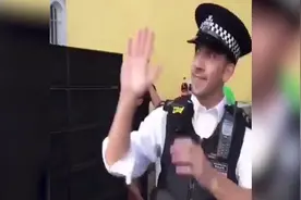 外国帅哥警察闲来无聊跳个舞，没想到观众都不看舞台！视频封面