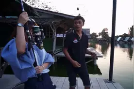 教女朋友钓鱼竟然有大货咬钩，女友累个半死才把鱼拖到岸边视频封面