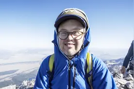 唐氏综合症患者勇攀高峰，成功登顶大特顿山视频封面