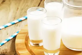 全脂牛奶和脱脂牛奶的区别？看完就知道怎么选牛奶了视频封面