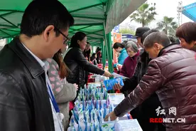“扫一扫”辨食盐真假 湖南盐业创新防伪技术为消费者护航图片