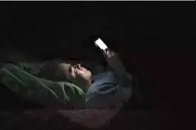 女大学生熬夜看十几集韩剧，眼睛突然看不清了图片