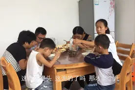 一家人要分别 农村妈妈做的啥 全家老少只顾埋头吃 一碗接一碗