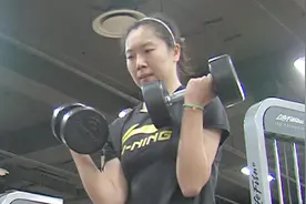李晓霞力量训练都举这么重的哑铃，难怪球那么猛，不愧是李大锤！视频封面