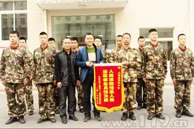 工人20多米深罐内中毒 大悟消防成功营救获锦旗图片