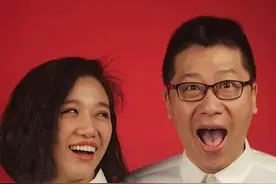 《香水有毒》歌手胡杨林与台湾音乐人江建民领证图片