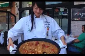 江门“西餐女神”走红 常遭顾客围观和搭讪图片
