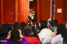 张信哲世界巡演北京站发布 烘焙怪老头送上《爱如潮水》主题生日蛋糕图片