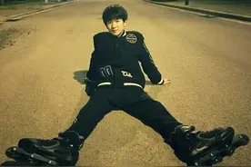 王源深夜玩轮滑：整条街都是我的图片