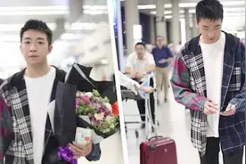 闹乌龙！俞灏明机场偶遇刘烨兴奋搂住，刘烨没认出推开闷头就跑！视频封面