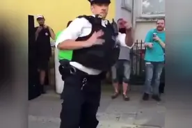 哼哼哈嘿，在我的地盘，就得听我的！外国帅哥警察跳起霹雳舞帅炸视频封面