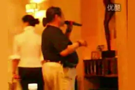 实拍香港巨星洪金宝在KTV里演唱《大哥》，原来大哥唱歌这么好