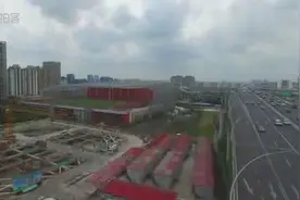 航拍上海首个屋顶足球场 距地面13米高