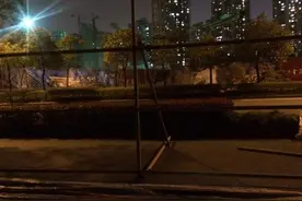 上海在建工地坍塌 施工方调集20辆土方车24小时运土回填图片