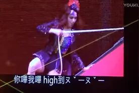 宝岛女神谢金燕演唱会《哔哔哔》这出场我看了好几遍，太有创意了