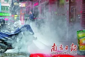 街道不时飘出大量白色未明烟雾！原系餐馆蒸汽误排图片
