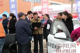 用镜头 定格车展瞬间图片