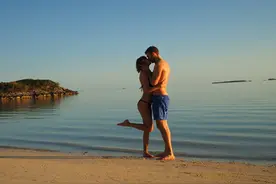 斯威夫特海边热吻 泰勒斯威夫特七段情史前男友介绍图片