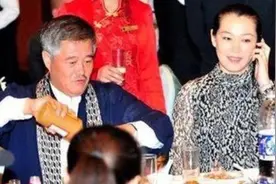 60岁赵本山与52岁老婆近照曝光，原来他每天面对这样的女人视频封面
