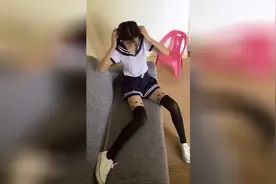 妹子总是喜欢玩弄自己的头发，有那么好玩吗？视频封面