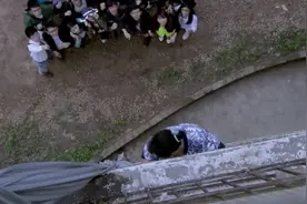 女孩逃窗逃跑引来警察，把传销组织一网打尽视频封面