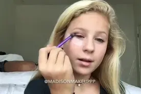 一定要在男朋友醒来之前化好妆，额，这是什么鬼？视频封面