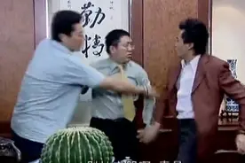新来的秘书把老总当成浇花工，一个劲的指挥干活，下一秒惨了视频封面