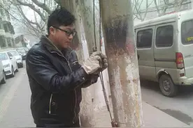 人行道线杆拉线漏电打火 路人紧急报警求援图片