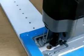 木工用最简单的工具切割出圆型木板，过程很简单，真厉害了