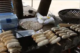 街市上香蕉烤着吃，味道不错，还有奇特的功效作用！