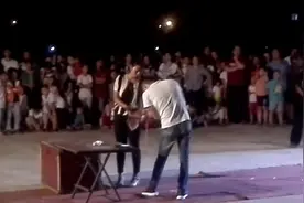 为推销“神药”男子折断活鸡腿宣传市民上当