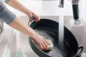 锅烧糊了，焦痕怎么洗掉？教你开几个清洁黑糊糊的焦痕的小妙招视频封面