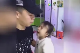 熊孩子亲了爸爸一口可把爸爸高兴坏了，结局有点辣眼睛！笑岔气了视频封面