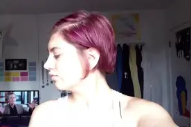 她用相机记录自己不同时期的发型变化