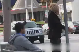 街头整蛊爆笑恶作剧：小伙子把带电手机丢在车里故意电击来偷之人视频封面