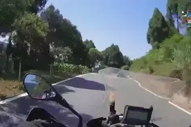 印度人骑行四川，没上高速路 被省级公路折服 直呼大美中国视频封面