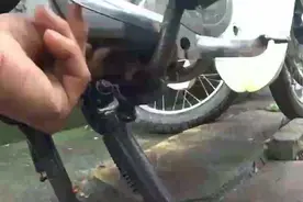 五百元买的二手摩托车，骑着感觉链条不对劲，拆开一看冷汗下来了视频封面