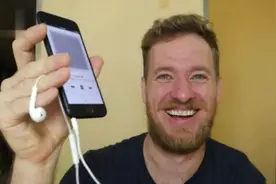 美国小哥深圳为iPhone7造耳机插孔后成功使用！视频封面
