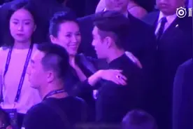 张艺兴见到章子怡礼貌的打招呼，子怡姐姐开心的立马给艺兴个拥抱视频封面