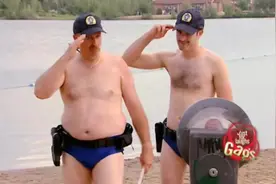 恶搞集锦，国外裤衩警察在沙滩上给人罚单视频封面