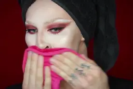 卸妆前是个欧美美女，卸完后你绝对想不到是个帅哥视频封面