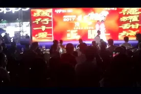 北京星光大道周冠军陈君回内江家乡为家乡星光大道选手加油