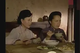 小伙子在吃饭时给母亲夹了一块肉，母亲立马就明白这不是她儿子视频封面