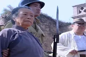 嘎子的奶奶也是巾帼英雄啊，宁愿自己被杀，也不愿意供出老钟叔