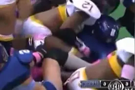 美国女子橄榄球比赛，扯的就是衣服了