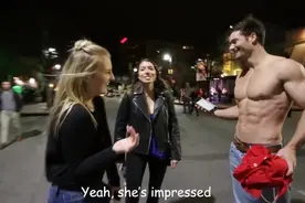 老外街上秀肌肉，引美女尖叫，争相摸胸肌视频封面