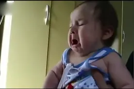 爸爸假装哭泣，宝宝跟着一起哭了，果真是亲父子，超有爱的！