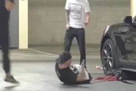 国外车祸人被压成两半了还在动还在爬还追人！最后原来是恶搞！视频封面