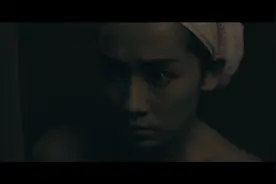 女子夜晚听到门口有声音，通过猫眼看到恐怖的一幕视频封面