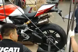 30万的杜卡迪1299 Superleggera摩托车到货拆箱视频封面